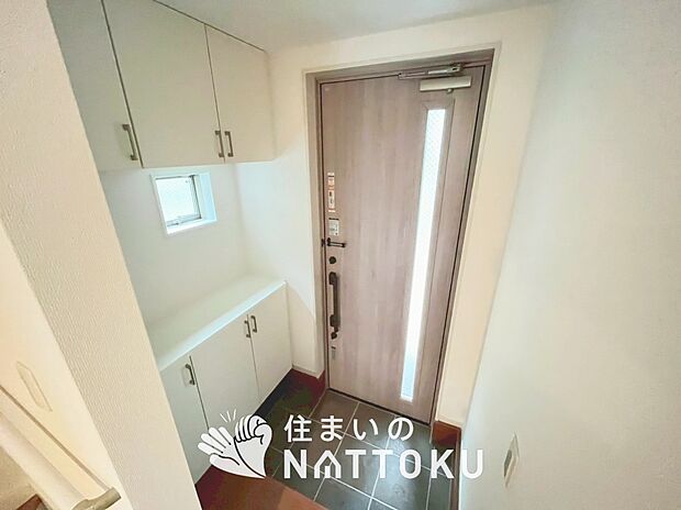【現地写真（玄関）】玄関には、大型のシューズ収納を設置しています。