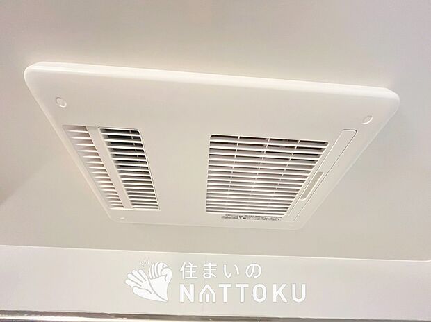 【浴室暖房換気乾燥機】入浴後の水滴や湿気を排出し、カビの発生や臭いを抑制します。
雨の日の洗濯物にも効果的です。
