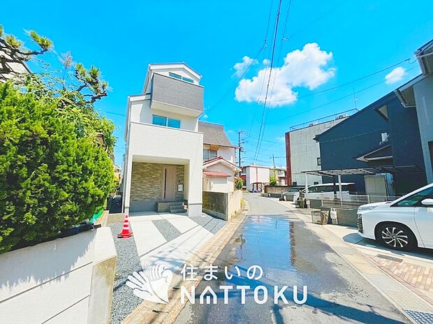 【現地写真（前道含む外観）】断熱性、気密性を高める工夫で一年中ずっと心地よく暮らせる、高気密・高断熱です。