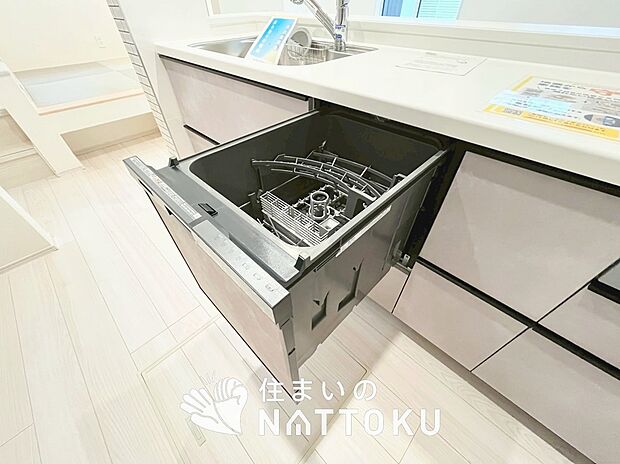 【食器洗い乾燥機】食後の時間にゆとりを与えてくれる食器洗い乾燥機。
操作ボタンも上面にあるので、腰をかがめずに操作ができラクラクです。
