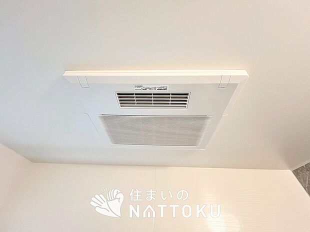 【浴室暖房換気乾燥機】寒い冬場はあたたかく、暑い夏場は扇風機のような心地よさです。
雨の日は、浴室が衣類乾燥スペースになります。
