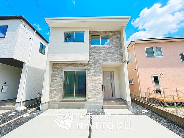 【現地写真（外観）【３号地】】軽くて火災に強い屋根材を採用し、地震時の建物への負担や揺れを軽減しています。