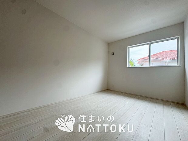 【現地写真（洋室）】木目の美しさを際立たせるシンプルデザインの建具を使用しています。
