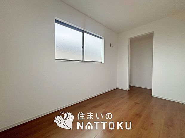 【現地写真(洋室)】木目の美しさを際立たせるシンプルデザインの建具を使用しています。