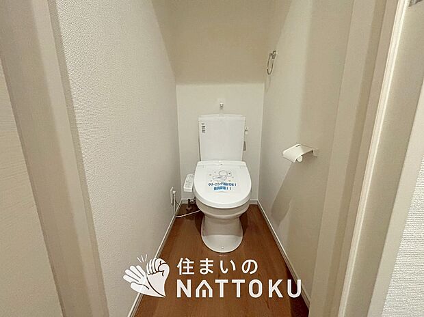 【トイレ 】汚れてもサッとひと拭きでお手入れ簡単、エコ仕様の温水洗浄便座付きのトイレです。
バリアフリーにも配慮しています。