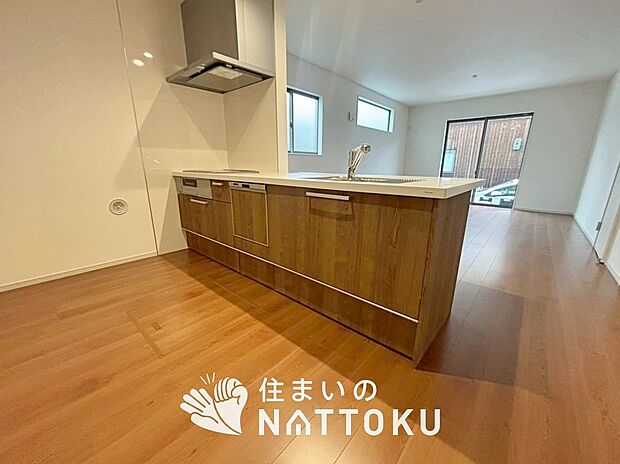 【現地写真(キッチン)】収納たっぷりのシステムキッチン、浄水器付水栓を標準装備しています。