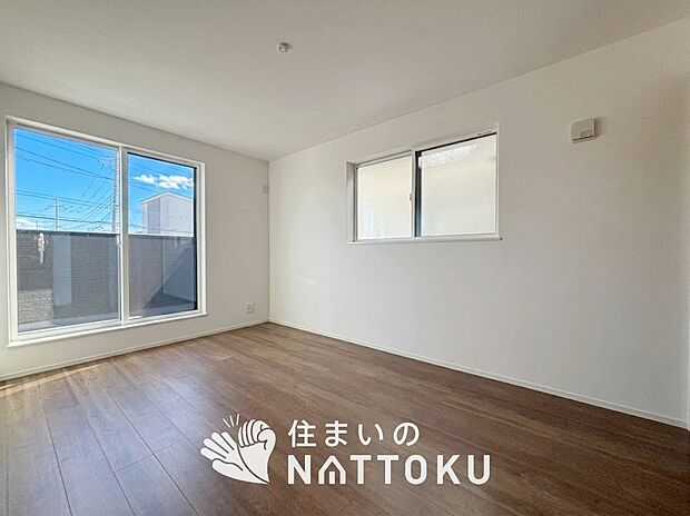 【現地写真(寝室)】木目の美しさを際立たせるシンプルデザインの建具を使用しています。