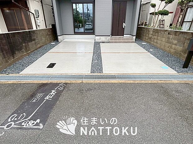 【現地写真(玄関)】駐車スペースが広く、運転が苦手な方も安心です。