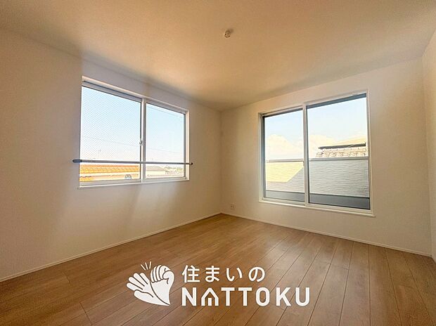 【現地写真（寝室）】木目の美しさを際立たせるシンプルデザインの建具を使用しています。