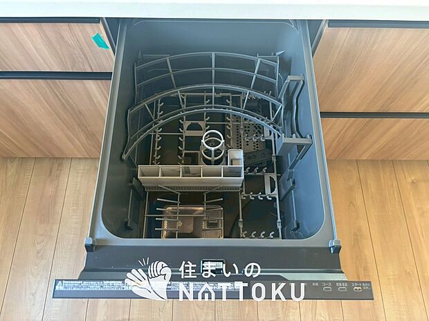 【食器洗い乾燥機】食後の時間にゆとりを与えてくれる食器洗い乾燥機。
操作ボタンも上面にあるので、腰をかがめずに操作ができラクラクです。
