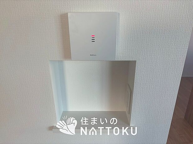 【TVモニター付インターホン】玄関の子機にカメラが付いており、来訪者の顔を確認できるため、音声だけの対応とは安心感が違います。
また、ハンズフリー通話で受話器を持つわずらわしさを解消できます。
