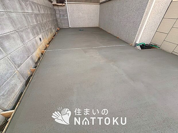 【現地写真（駐車場）】駐車スペースが広く、運転が苦手な方も安心です。