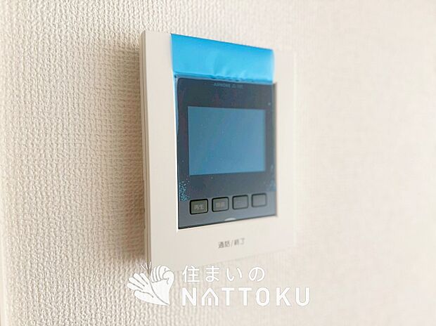 【TVモニター付インターホン】来訪者を画像と音声で確認できる、防犯性に優れた安心のシステム。
スッキリしたデザインで、誰でも簡単に操作できます。
