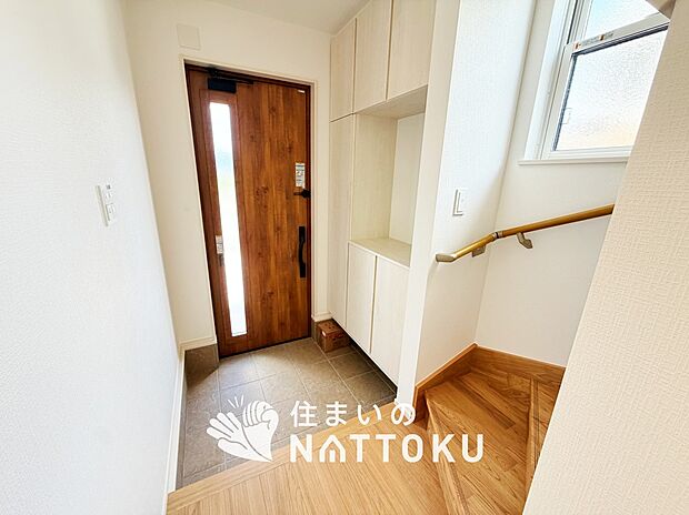【現地写真(玄関)】玄関には、大型のシューズ収納を設置しています。