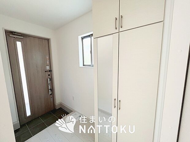 【現地写真(玄関)】玄関には、大型のシューズ収納を設置しています。