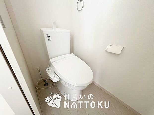 【トイレ】汚れてもサッとひと拭きでお手入れ簡単、エコ仕様の温水洗浄便座付きのトイレです。
バリアフリーにも配慮しています。