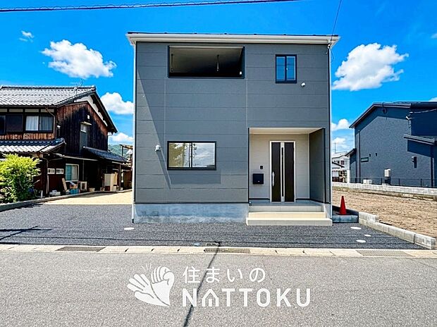 【現地写真(外観)【2号地】】軽くて火災に強い屋根材を採用し、地震時の建物への負担や揺れを軽減しています。