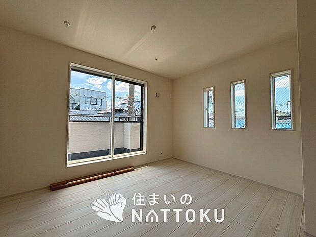 【現地写真(洋室)】木目の美しさを際立たせるシンプルデザインの建具を使用しています。