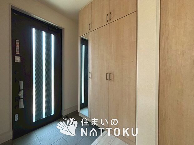 【現地写真(玄関)】玄関には、大型のシューズ収納を設置しています。
