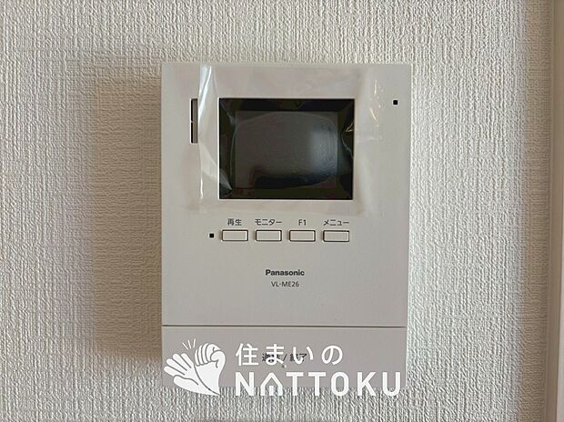 【TVモニター付インターホン】手放し通話ができ、送話表示灯で送話・受話状態が確認できます。
映像と音声で玄関先の様子をチェックできるモニター機能や、夜間の訪問者の顔も確認できるLEDライトを装備しています。