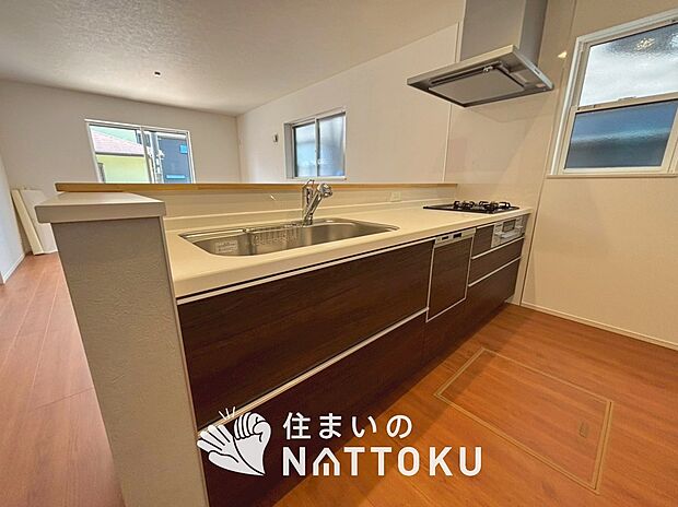【現地写真(キッチン)】収納たっぷりのシステムキッチン、浄水器付水栓を標準装備しています。