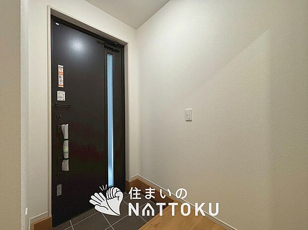 【現地写真（玄関）】玄関には、大型のシューズ収納を設置しています。