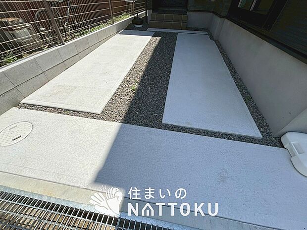 【現地写真（駐車場）】駐車スペースが広く、運転が苦手な方も安心です。