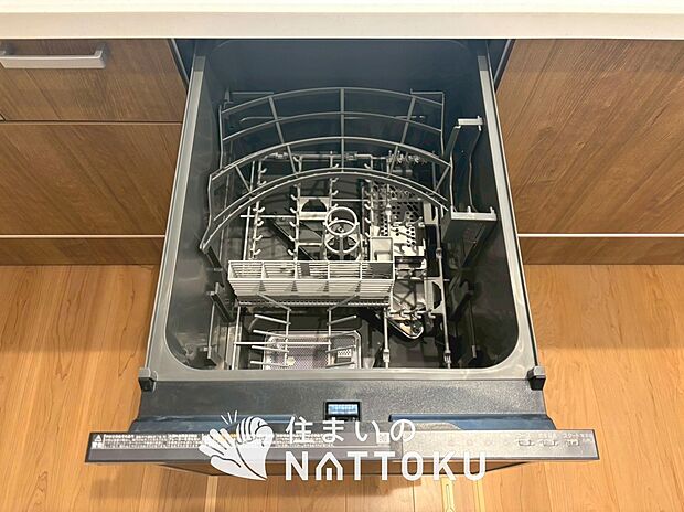 【食器洗い乾燥機】食後の時間にゆとりを与えてくれる食器洗い乾燥機。
操作ボタンも上面にあるので、腰をかがめずに操作ができラクラクです。