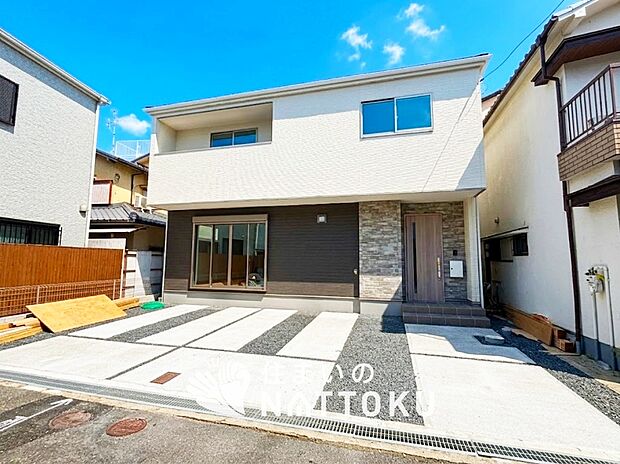 【現地写真(外観)】軽くて火災に強い屋根材を採用し、地震時の建物への負担や揺れを軽減しています。