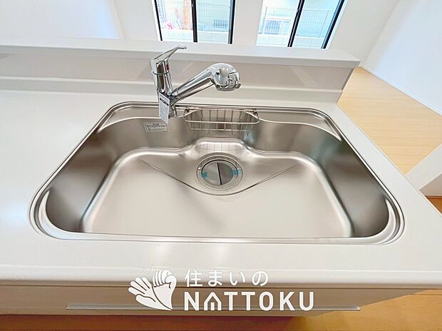 【ビルトインコンロ 】広々とした凸型シンクに洗剤ポケットを標準装備。すっきり収納できます。
また、蛇口の先端に浄水器を内蔵しているため場所をとりません。