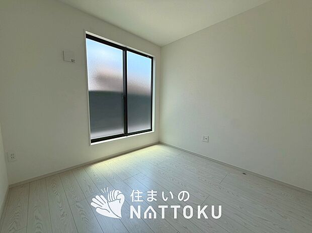 【現地写真(洋室)】木目の美しさを際立たせるシンプルデザインの建具を使用しています。