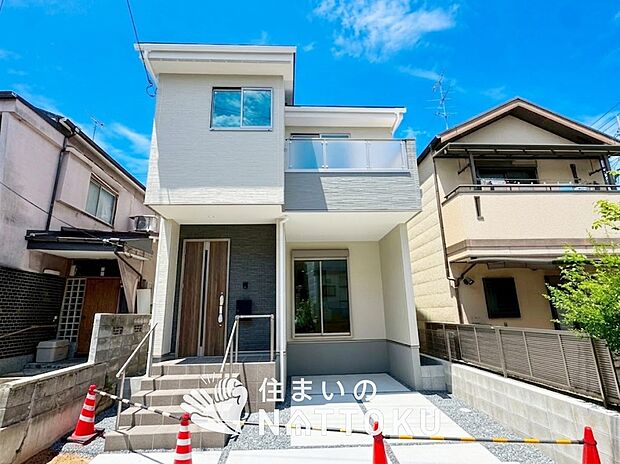 【現地写真(外観)】軽くて火災に強い屋根材を採用し、地震時の建物への負担や揺れを軽減しています。