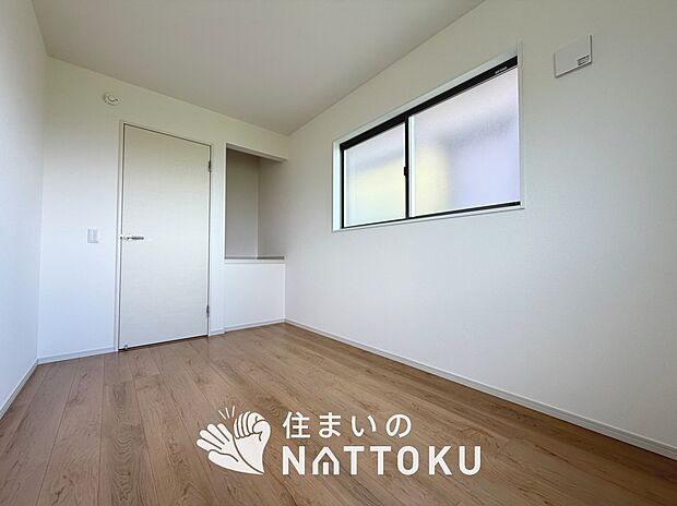 【現地写真（洋室）】木目の美しさを際立たせるシンプルデザインの建具を使用しています。