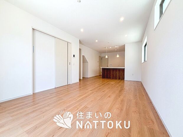 【現地写真（リビング）】フローリング材には、木目、色調など木材特有の風合いがあり、ナチュラルな美しさになっています。