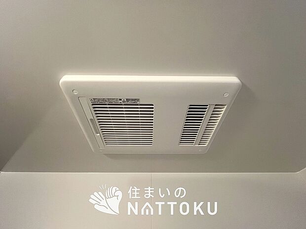 【浴室暖房換気乾燥機】入浴後の水滴や湿気を排出し、カビの発生や臭いを抑制します。
雨の日の洗濯物にも効果的です。