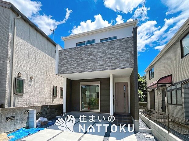 【現地写真(外観)】軽くて火災に強い屋根材を採用し、地震時の建物への負担や揺れを軽減しています。