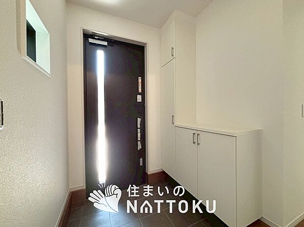 【現地写真(玄関)】玄関には、大型のシューズ収納を設置しています。