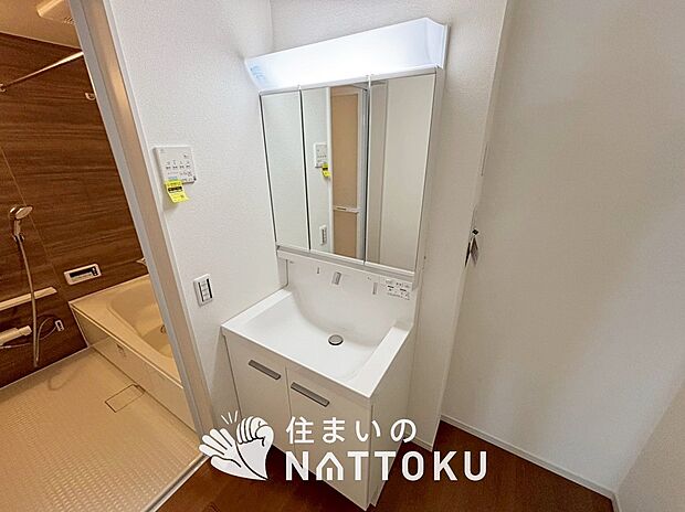 【洗面台・洗面所】鏡の両サイドは、必要なものを取出しやすく、大きな鏡面で朝の準備も快適。
使いやすいリフトアップ機能付きのシングルレバーシャワー水栓付です。