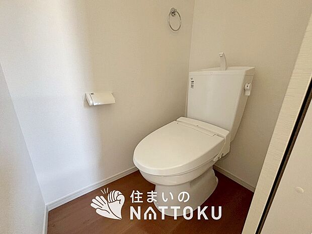 【トイレ】汚れてもサッとひと拭きでお手入れ簡単、エコ仕様の温水洗浄便座付きのトイレです。
バリアフリーにも配慮しています。