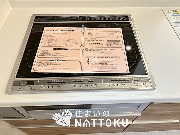 【ビルトインコンロ】フラットな構造で清掃性が高く、過熱防止センサー付3口タイプで日頃の家事も快適です。
