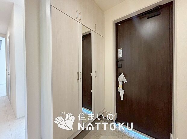 【TVモニター付インターホン】手放し通話ができ、送話表示灯で送話・受話状態が確認できます。
映像と音声で玄関先の様子をチェックできるモニター機能や、夜間の訪問者の顔も確認できるLEDライトを装備しています。