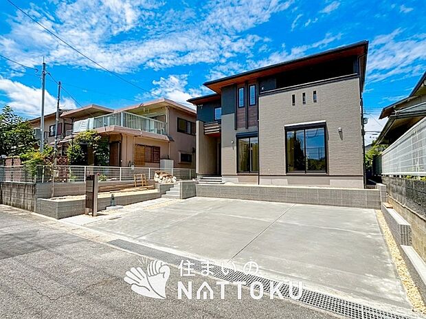 【現地写真(前道含む外観)】健康被害に配慮したもっとも安全性の高い建材を採用し、シックハウス対策をしております。