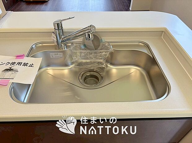 【浄水器内臓型ハンドシャワー付シンク】傷や汚れが付きにくい静音仕様の全面エンボス加工シンク。
また、蛇口の先端に浄水器を内蔵。浄水シャワーが使える毎分4リットルのたっぷり浄水。