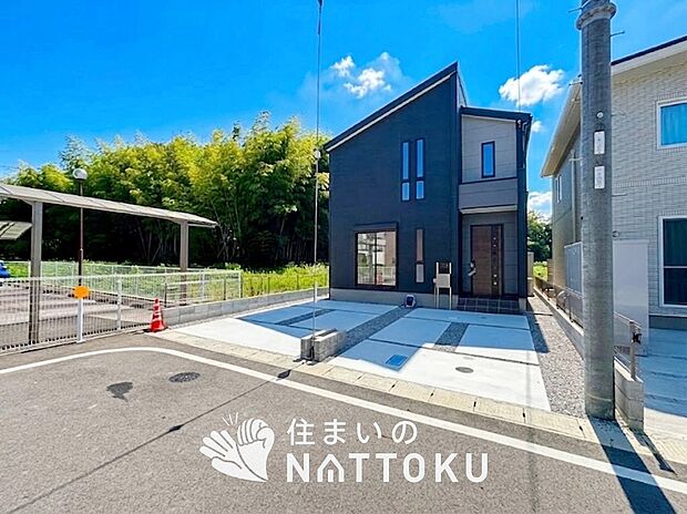 【現地写真(前道含む外観)】軽くて火災に強い屋根材を採用し、地震時の建物への負担や揺れを軽減しています。