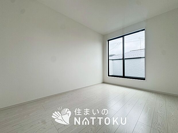 【現地写真(寝室)】木目の美しさを際立たせるシンプルデザインの建具を使用しています。