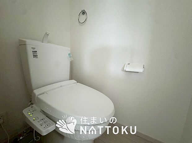 【トイレ】汚れてもサッとひと拭きでお手入れ簡単、エコ仕様の温水洗浄便座付きのトイレです。
バリアフリーにも配慮しています。