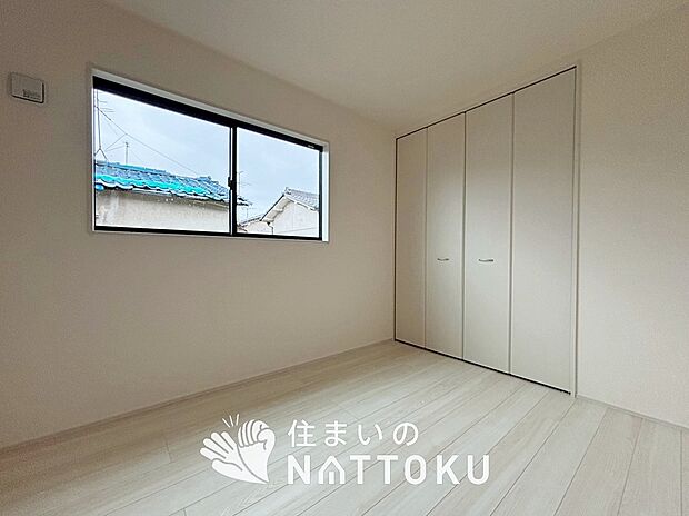 【現地写真(洋室)】木目の美しさを際立たせるシンプルデザインの建具を使用しています。