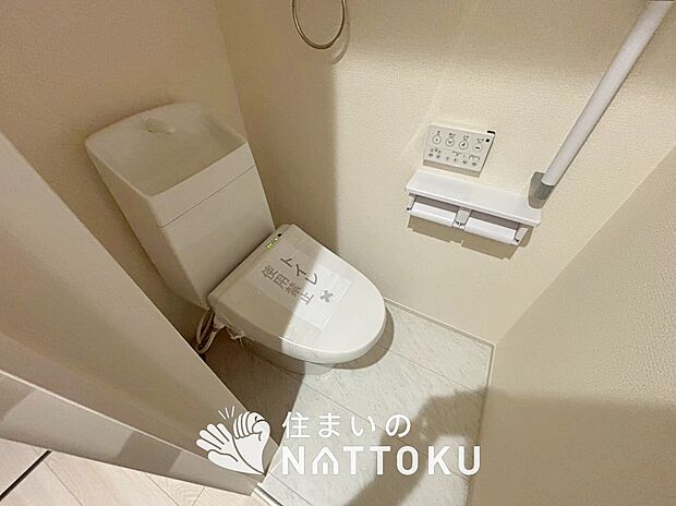 【トイレ】汚れてもサッとひと拭きでお手入れ簡単、エコ仕様の温水洗浄便座付きのトイレです。
バリアフリーにも配慮しています。