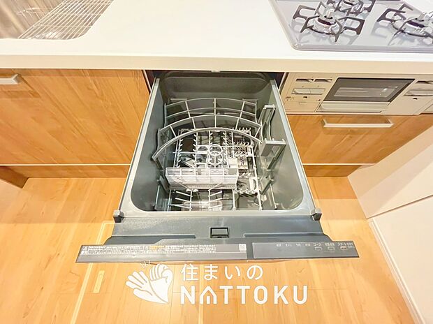 【食器洗い乾燥機】食後の時間にゆとりを与えてくれる食器洗い乾燥機。
操作ボタンも上面にあるので、腰をかがめずに操作ができラクラクです。