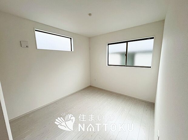【現地写真(洋室)】木目の美しさを際立たせるシンプルデザインの建具を使用しています。